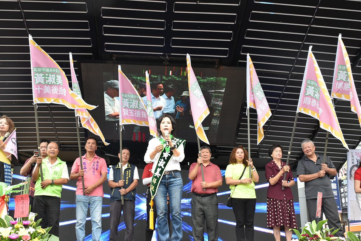 黃淑美(中)授旗給8個後援會，展現基層相挺的力量與氣勢。 圖：孫家銘／攝