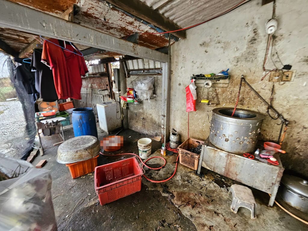 彰化縣動物防疫所23日稽查鹿港鎮一處疑宰殺犬隻及販售犬隻屠體場，查獲約18.06公斤疑動物屠體，後續鑑定DNA是否為犬隻，全案待鑑定及調查確認，將依事證法辦。（彰化縣議員吳韋達提供）中央社記者蕭博陽傳真　115年10月24日