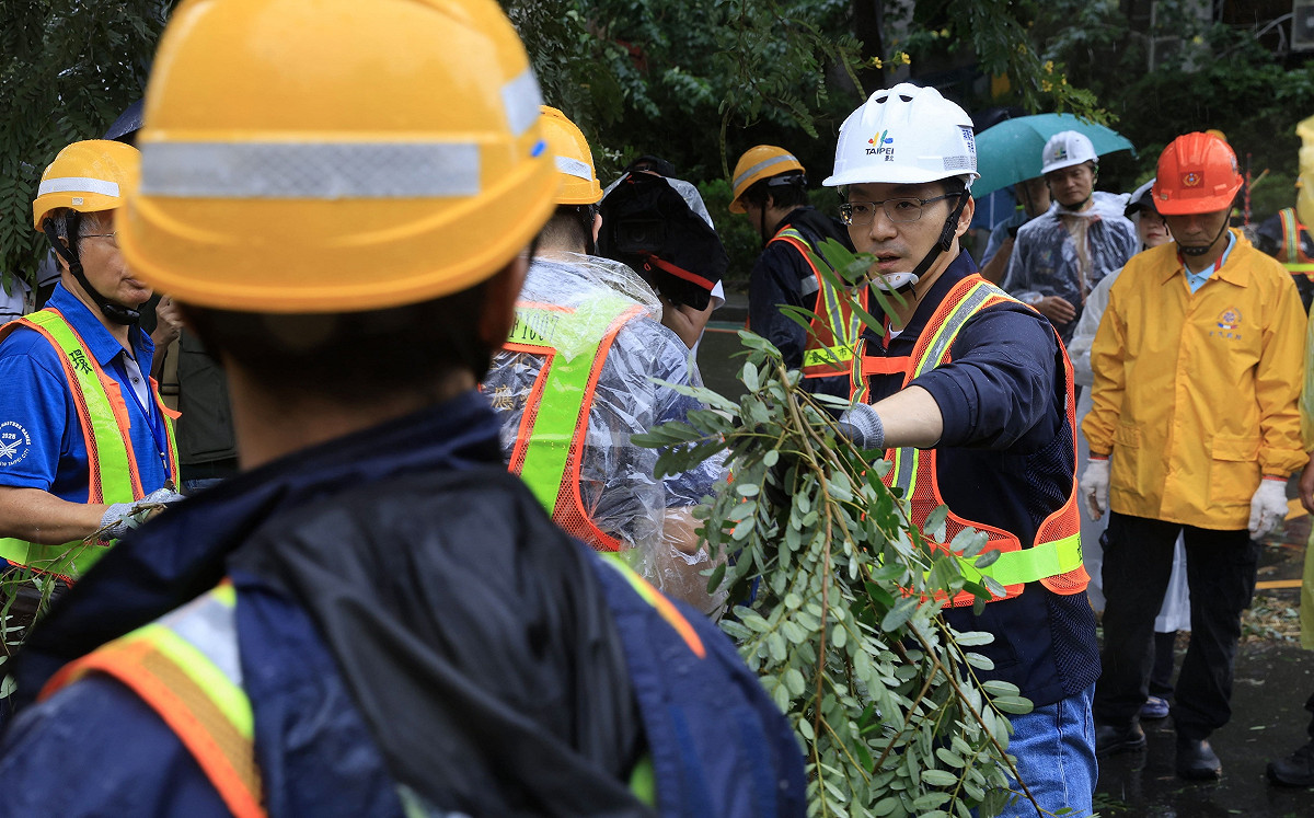 蔣萬安擺拍體驗撿樹枝！徐巧芯謠稱側翼攻擊清潔隊 律師拆穿她謊言