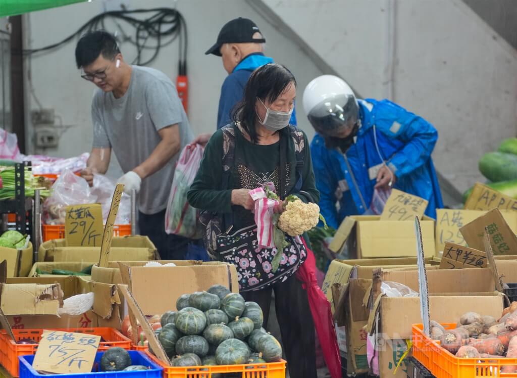 颱風薔琵雖持續減弱，但24日仍持續影響北台灣。新北市一處傳統市場攤商風雨中營業，有民眾前往採買食材。中央社記者鄭清元攝　115年10月24日