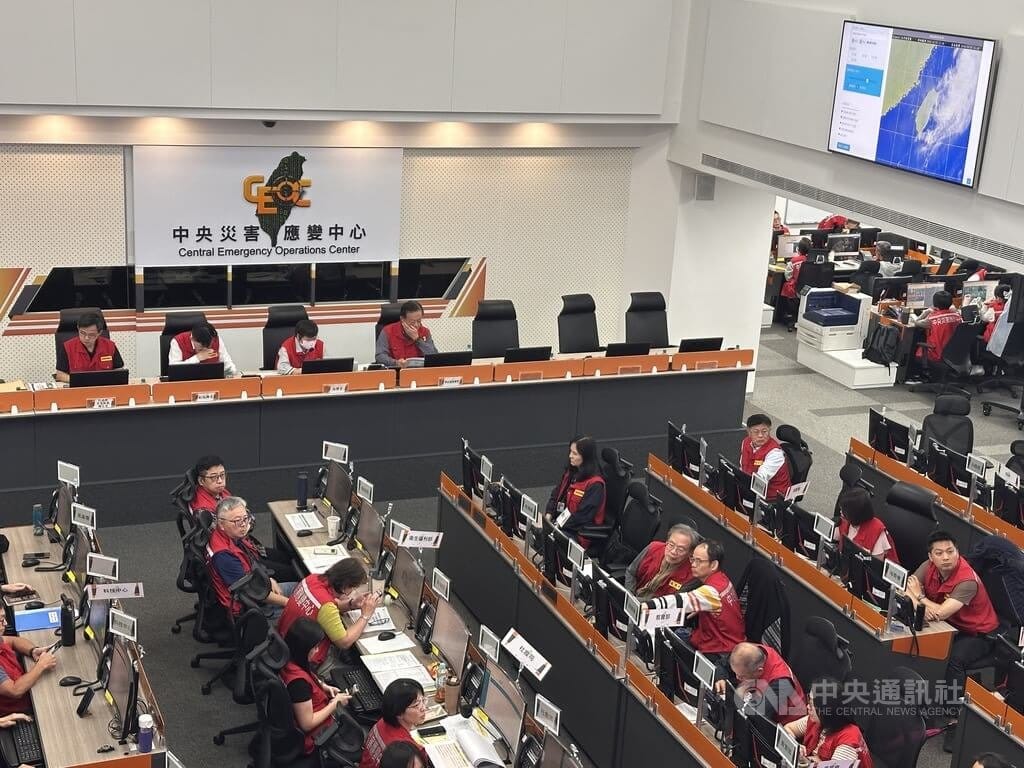 中央災害應變中心24日下午5時召開颱風薔琵第9次工作會報，由內政部長劉世芳（後左3）擔任指揮官。根據最新統計，至下午4時30分止，本次颱風襲台造成1人死亡、616人受傷。中央社記者劉建邦攝　115年10月24日