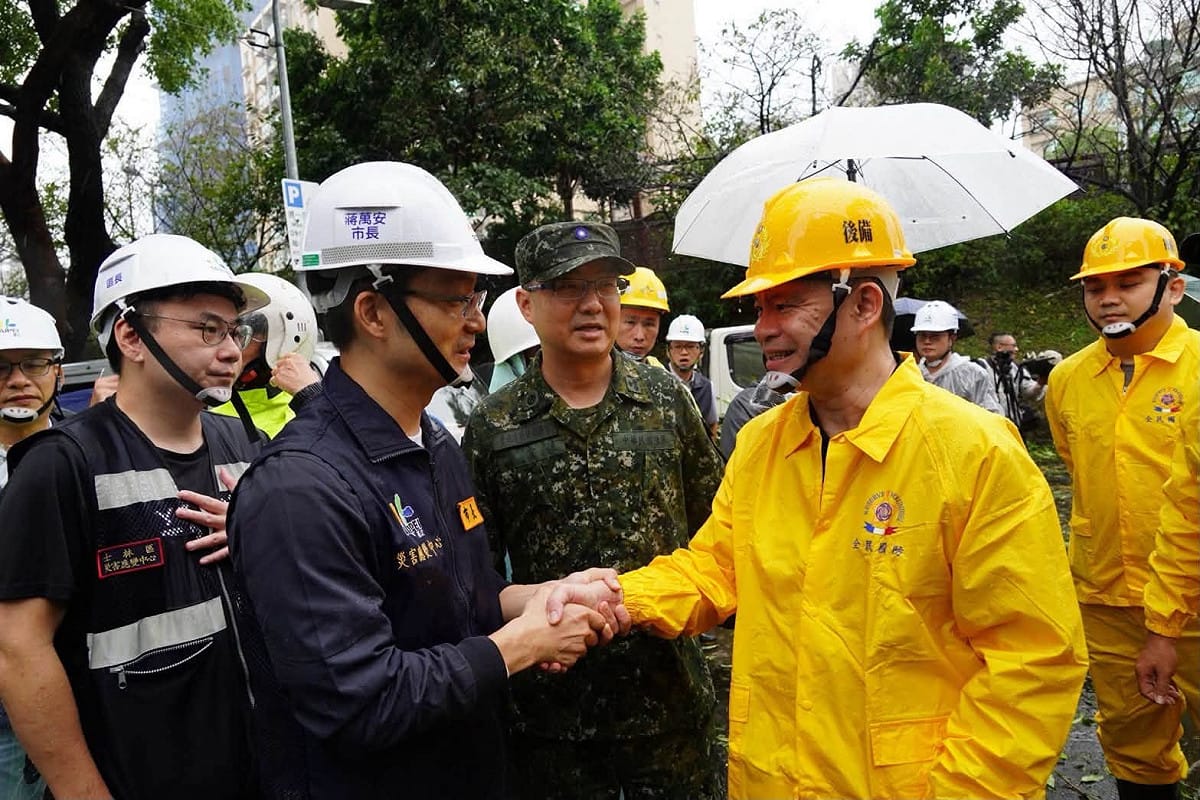 台北市長蔣萬安現場勘災，向辛苦救災的後備軍人弟兄致謝。 圖：台北市政府/提供