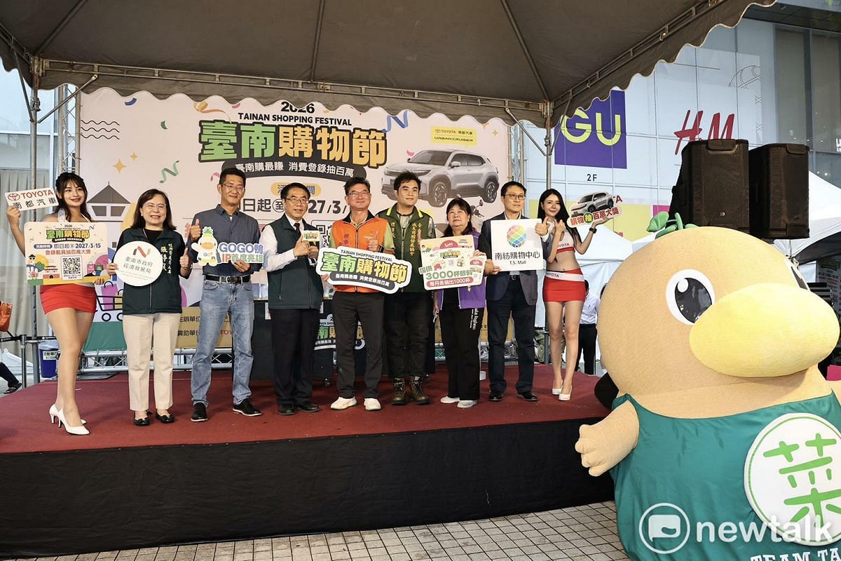 「2026台南購物節」首場月月抽今日於南紡購物中心登場，台南市長黃偉哲親自抽出首波幸運得主，送出7台宏佳騰智慧電車等總價值近80萬元獎項。 圖：台南市政府提供