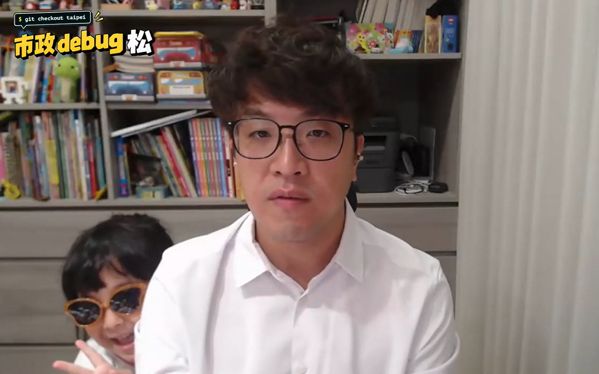 沈伯洋今（24）日舉辦「市政Debug松」線上座談會，女兒小麻糬在會議期間入鏡，還對著鏡頭比YA，成為意外插曲。 圖：翻攝自沈伯洋PumaYT