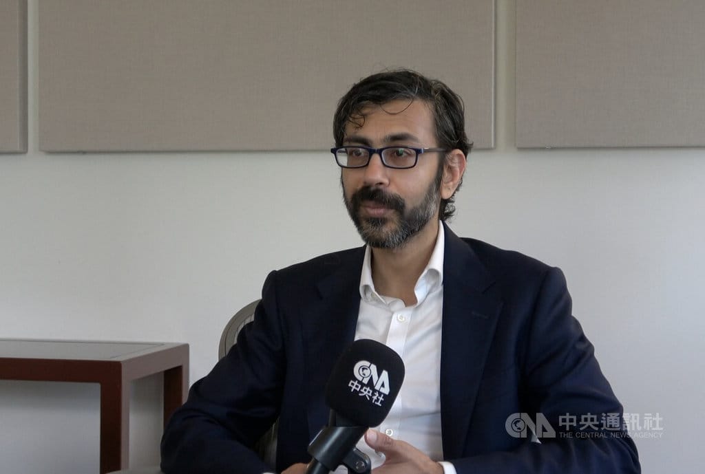 華府智庫「戰略暨國際研究中心」旗下的渥華尼人工智慧中心主任梅塔近期接受中央社記者專訪指出，台灣因具備高階晶片製造優勢，在全球AI發展局勢中，可能握有「全世界最強的一張牌」。 圖/中央社