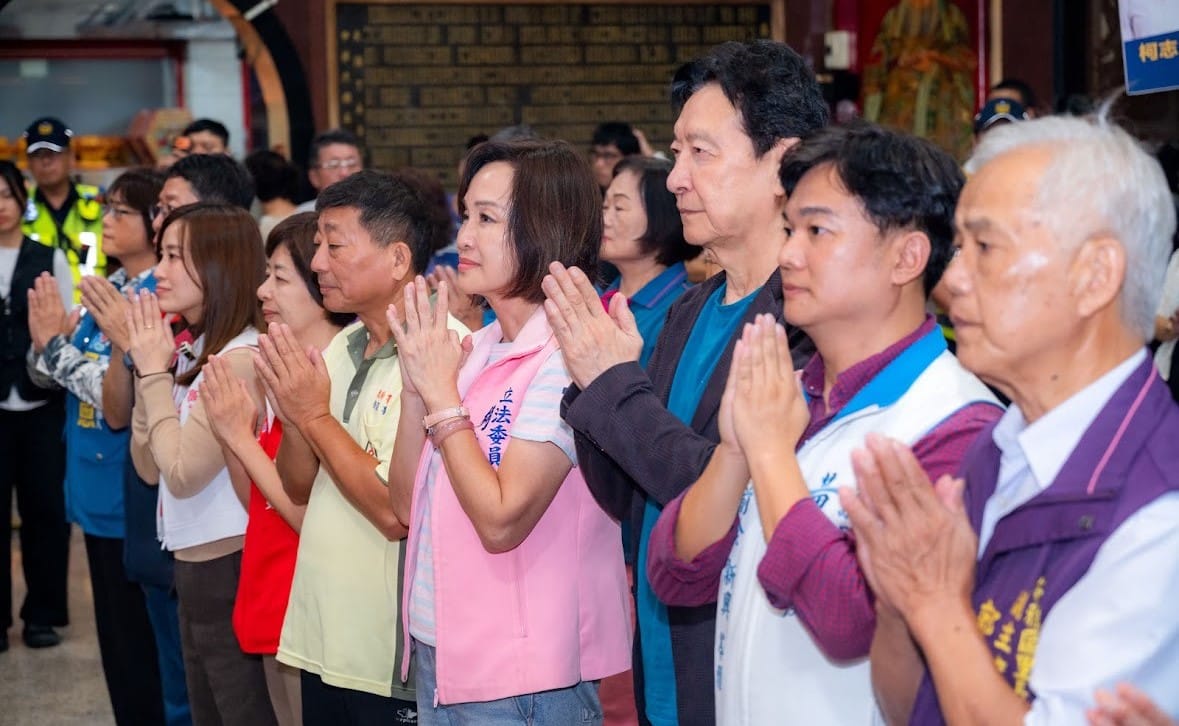 柯志恩(右四)、趙少康(右三)開講前先向意誠堂關聖帝君頂禮。 圖：柯志恩競總／提供