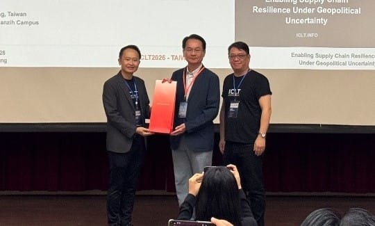 吳忠信(中)於ICLT 2026開幕式歡迎來自國內外的學者與產業代表齊聚高雄，共同探討全球物流與供應鏈韌性發展。 圖：高科大／提供