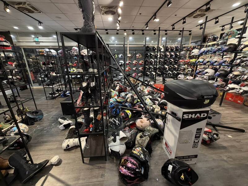 彰化市安全帽專賣店受到颱風狂襲，110頂安全帽降價拋售。 圖：民眾提供
