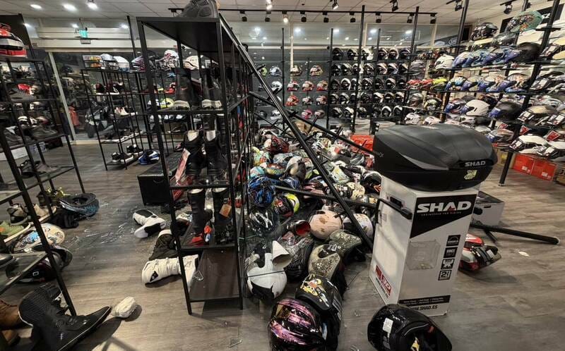 薔琵狂風猛灌！彰化安全帽店110頂受損5折拋售 車友擠爆秒售罄