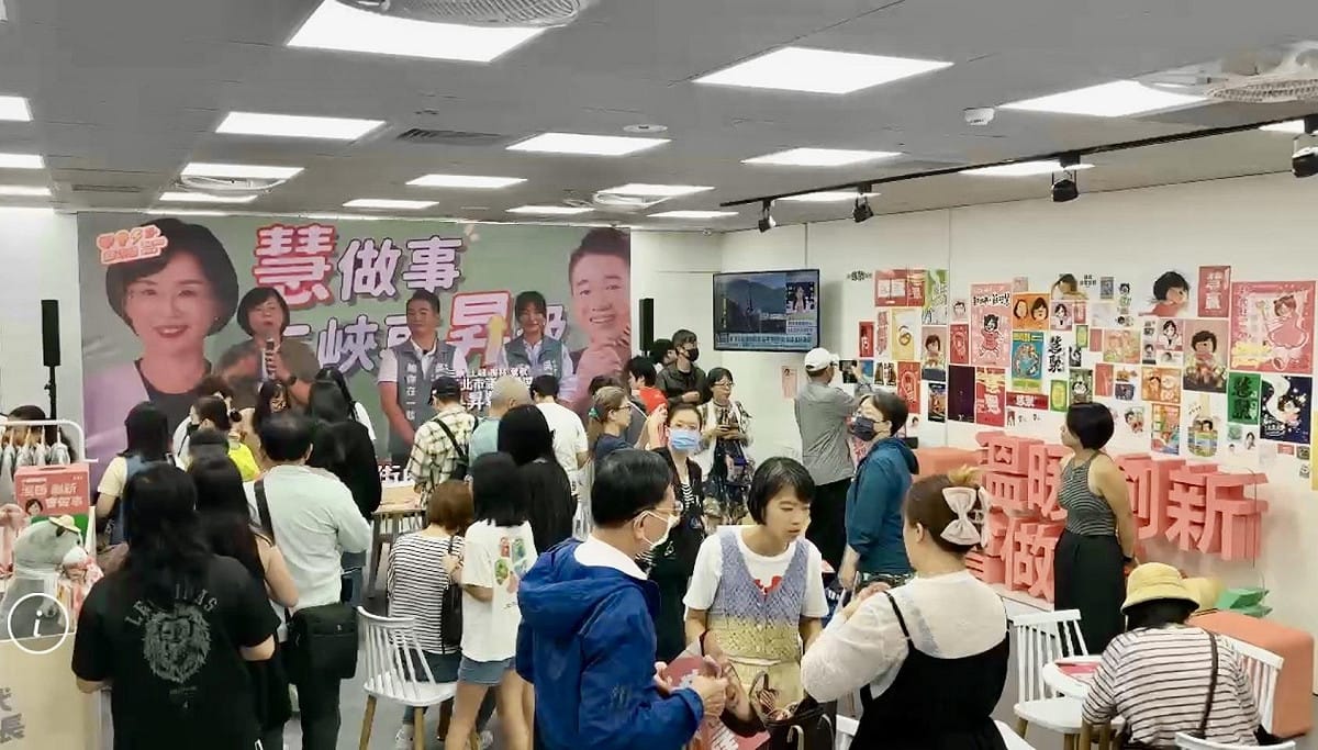 蘇巧慧競選總部發言人吳思萱表示，競選總部除了超搶手的飄帶和海報，現場還有許多設計師、繪師精心創作的應援小卡、貼紙，歡迎大家來競總走走，把喜歡的應援小物帶回家。 圖：蘇巧慧競總提供