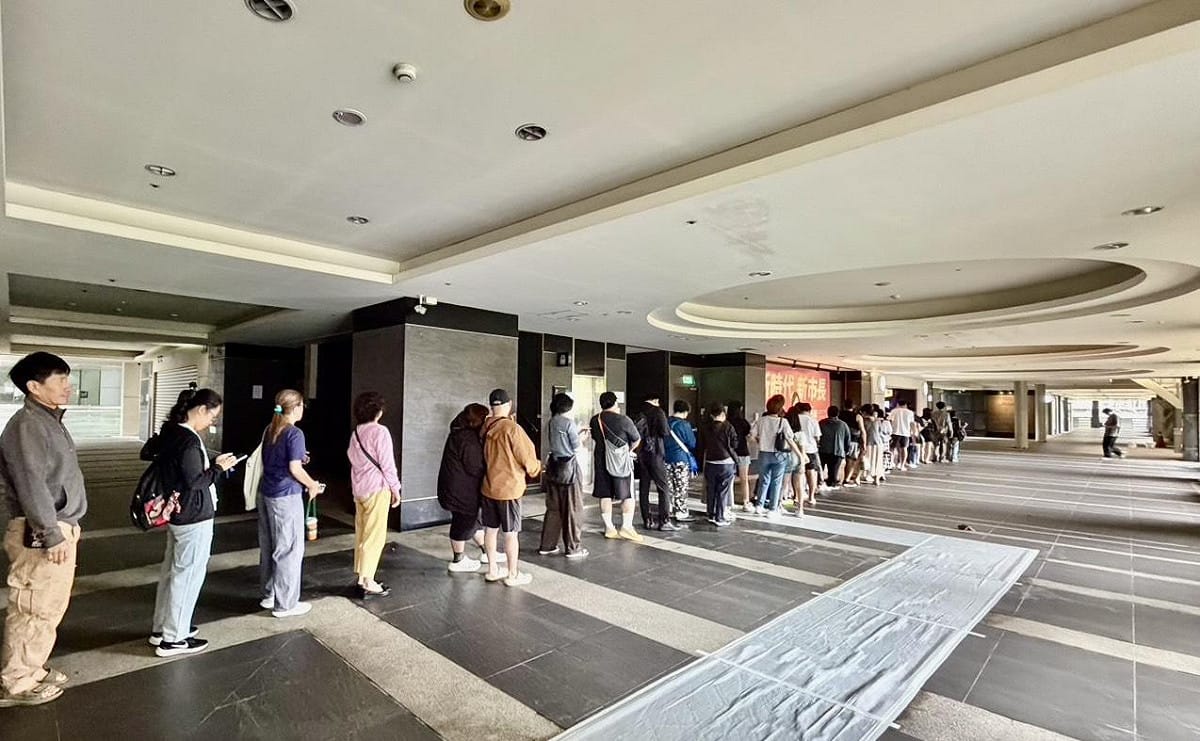 「慧聚飄帶」及「洋流慧聚海報」今日（10/25）開始於蘇巧慧位於板橋新府路88號2樓的競選總部發放，每人限領一份。沒想到，總部一開門，外面就出現長達百公尺的排隊人龍。 圖：蘇巧慧競總提供
