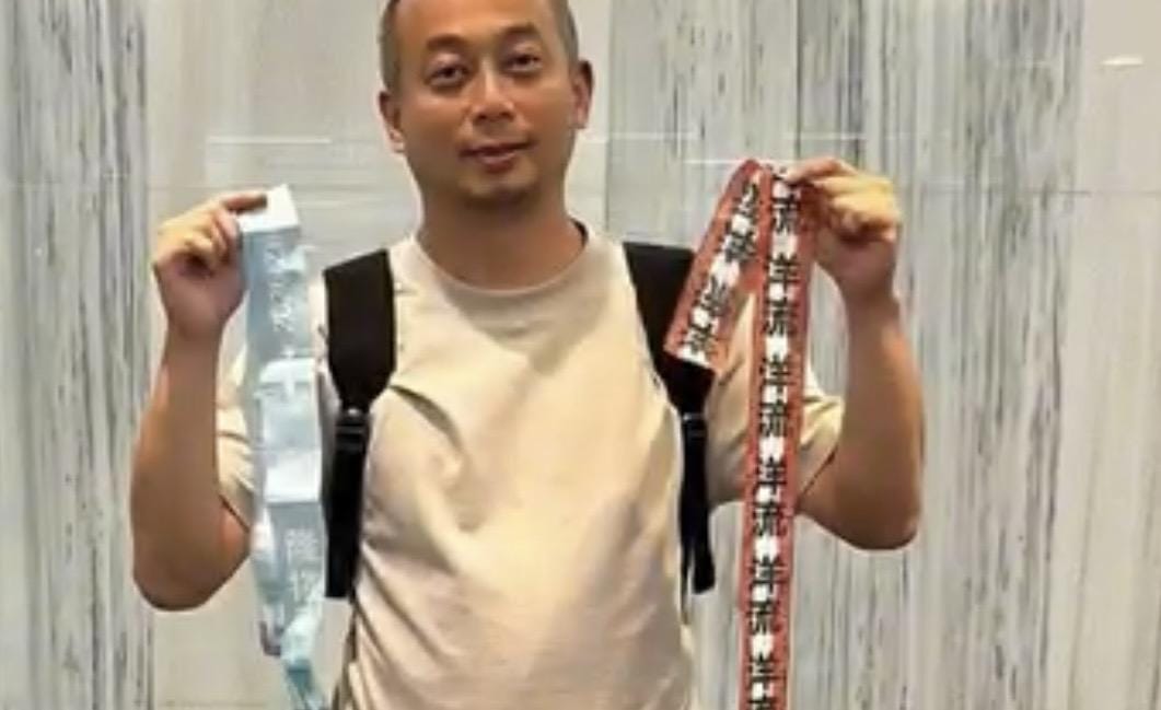 吳昱鋒手拿洋流飄帶及周邊小物，強調都是MIT。 圖：截自吳昱鋒影片