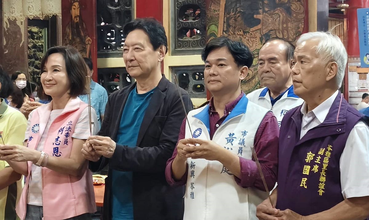 黃裕庭(前排右二)在意誠堂廟口開講前，與柯志恩(前排左一)、趙少康(前排左二)向關聖帝君上香。 圖：黃裕庭競總／提供