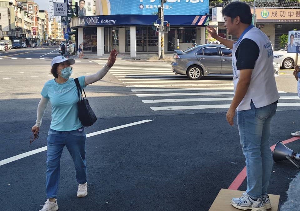 黃裕庭(右)勤站路口向民眾拜票。 圖：黃裕庭競總／提供