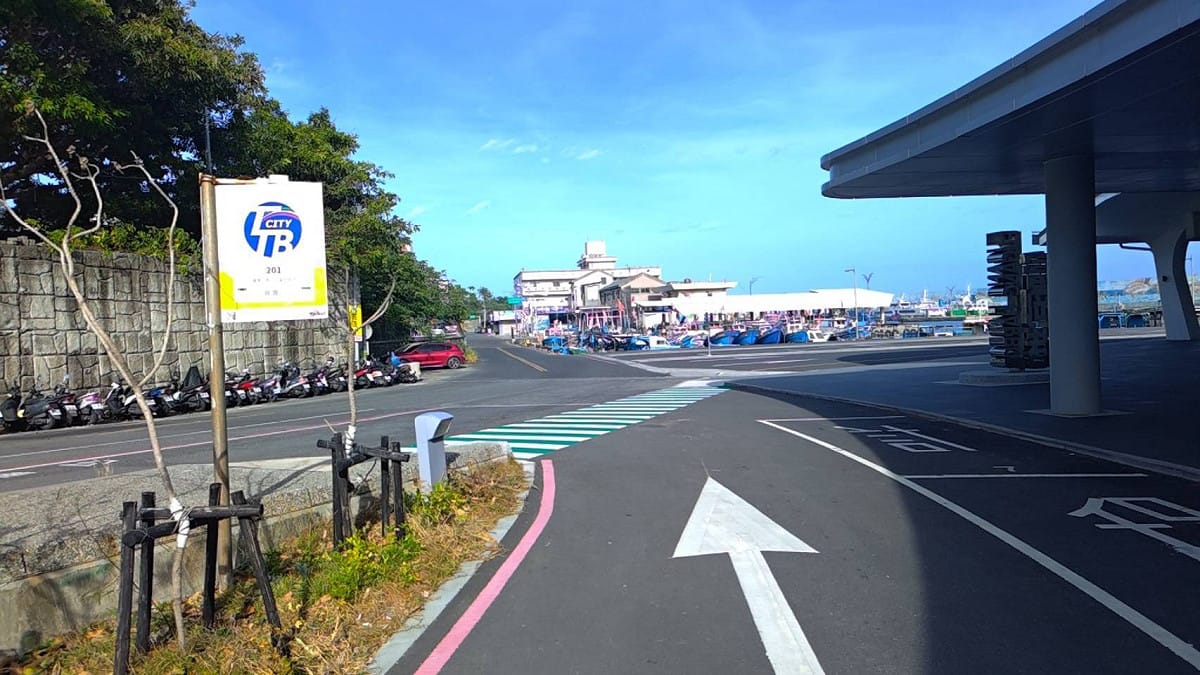 台東富岡港旅運中心外的公車站牌。因應富岡航道受阻，台東縣政府已在此處安排免費接駁專車，協助離島旅客前往成功漁港轉乘客輪。 圖：台東縣政府／提供