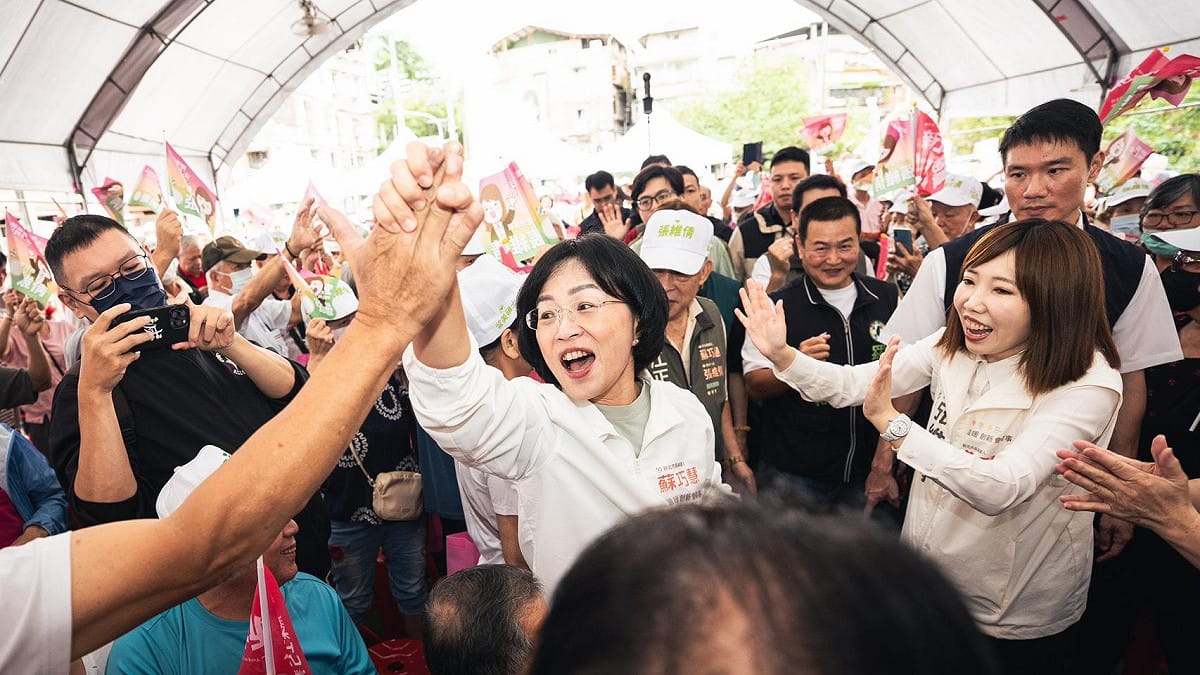 新北市長候選人、立法委員蘇巧慧今（25）日行程滿檔，一到場皆受到民眾熱烈歡迎，許多人紛紛搶著和她合照，更拿出自製加油小物請蘇巧慧簽名，蘇巧慧來者不拒，展現超高人氣和親和力。 圖：蘇巧慧競總提供