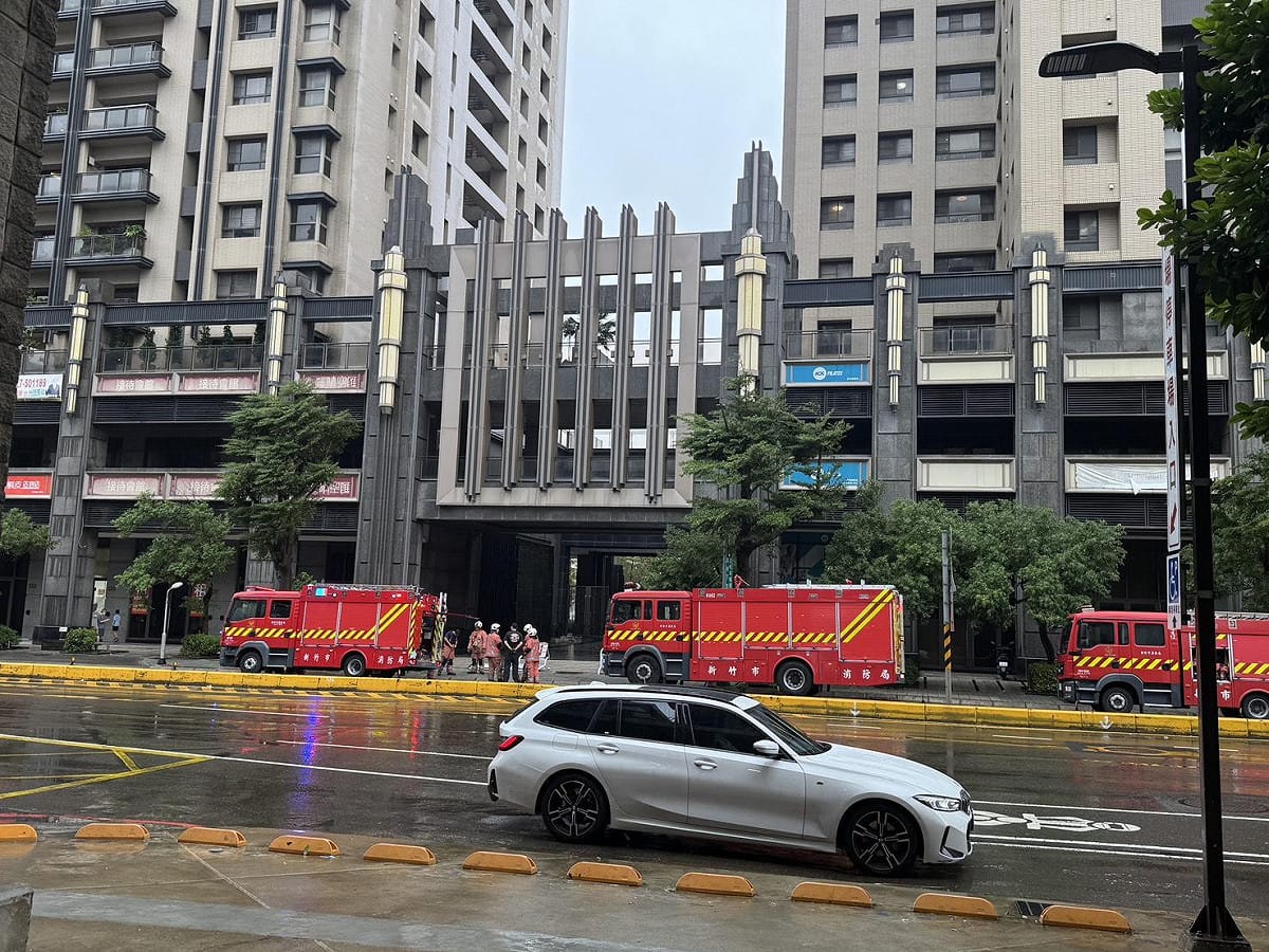 新竹市豐邑晴空匯社區2024年發生嚴重火警，造成2名消防員殉職，但公安問題仍未改善，昨日又驚傳火警，住戶控訴時間過去兩年，違規用電事情未解，喊話高虹安市府、台電介入並積極作為。 圖：住戶提供