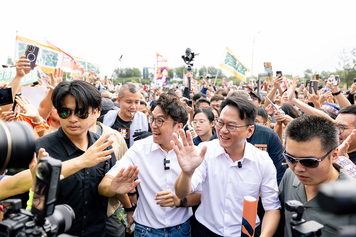 沈伯洋與莊競程合體，洋流號首度開到外縣市。 圖：民進黨新竹市黨部提供