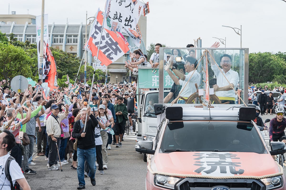 沈伯洋與莊競程合體，洋流號首度開到外縣市。 圖：民進黨新竹市黨部提供