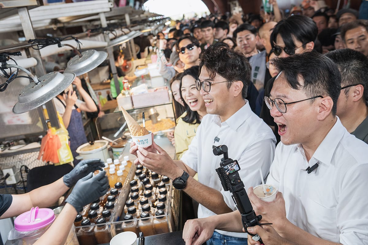沈伯洋與莊競程合體，洋流號首度開到外縣市。 圖：民進黨新竹市黨部提供