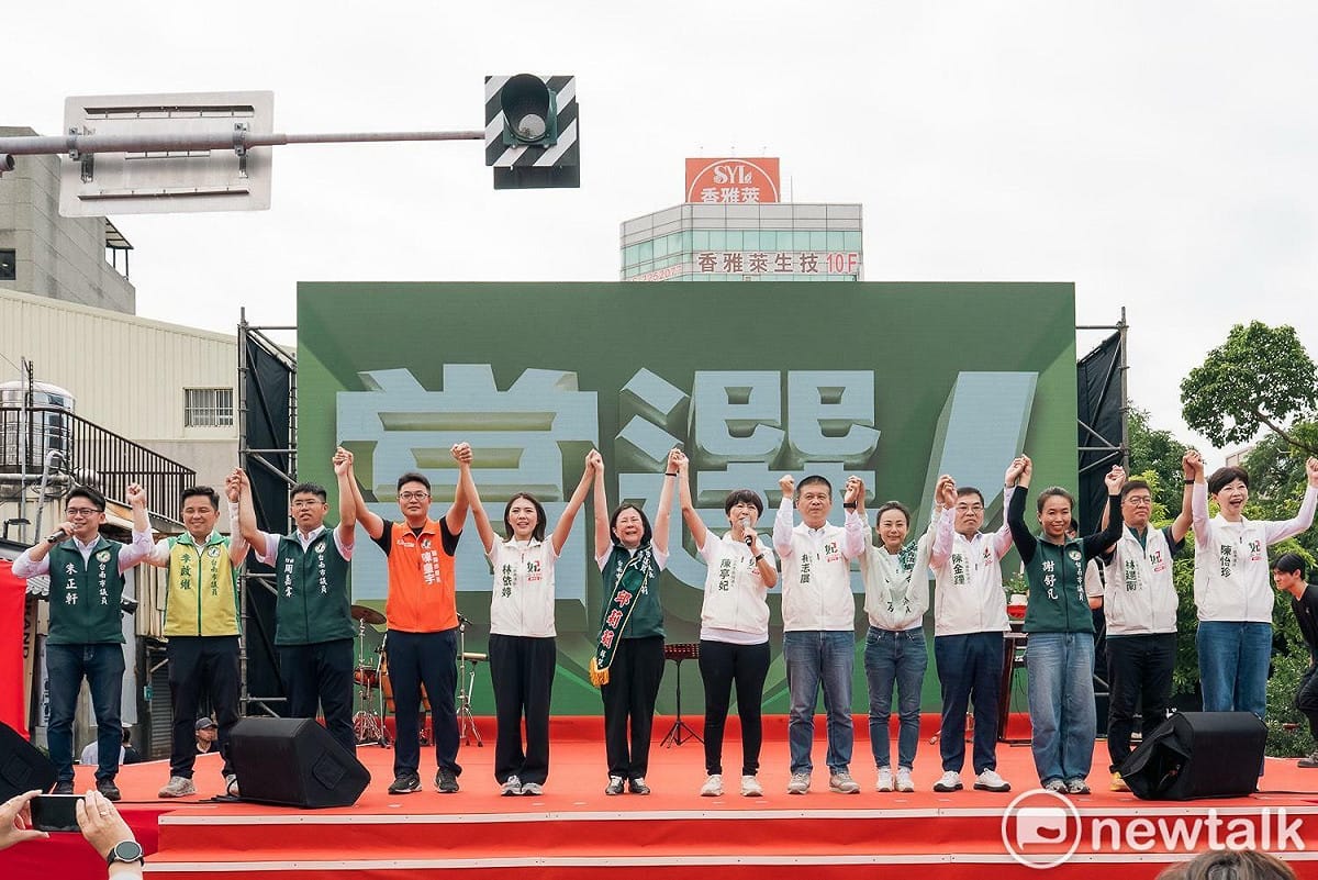 民進黨台南市議會議長邱莉莉舉行競選總部成立大會，現場湧入超過5000名支持者，展現她擔任七屆議員累積的基層人脈。台南市長黃偉哲、民進黨台南市長候選人陳亭妃及多名市議員到場站台，場面熱鬧。 圖：邱莉莉競選總部提供