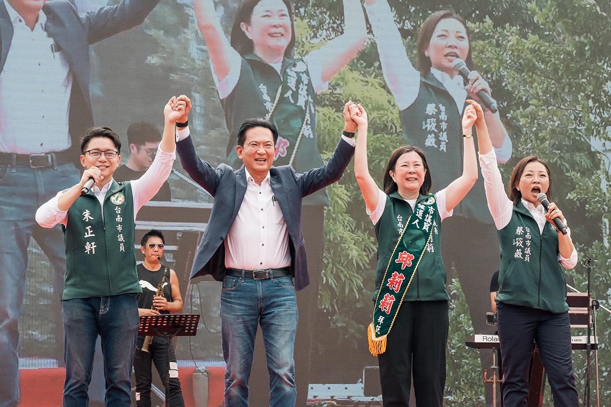 立委林俊憲表示，自己認識邱莉莉將近30年，但總統賴清德比他更早認識邱莉莉。賴總統相當關心邱莉莉的選情，因此特地帶來總統賀電，肯定她長期造福地方，並預祝高票連任。 圖：邱莉莉競選總部提供