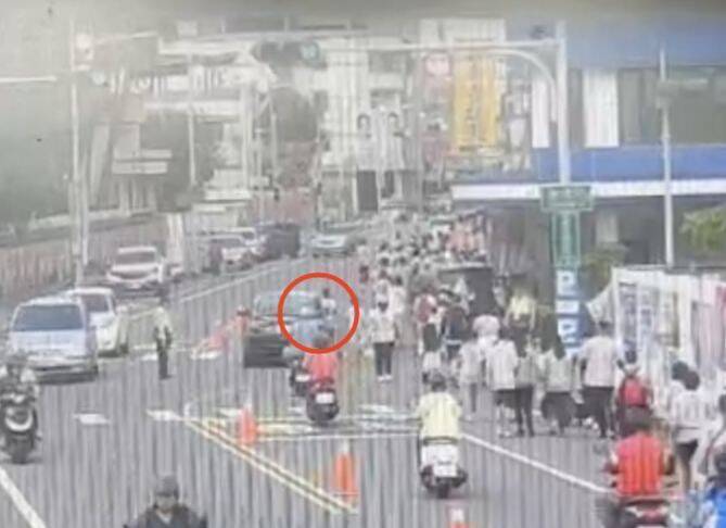 彰化獅子盃公益路跑出現人車爭道，轎車擦撞10歲男童倒地。 圖：翻攝畫面