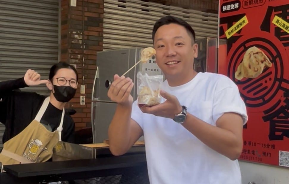 張以理(右)在網路平台的分享，無意間帶動一家在地煎餃店爆紅。 圖：張以理競總／提供