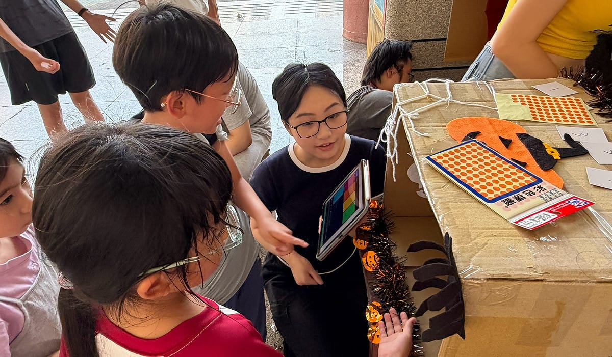 中山大學攜手高市鹽埕區忠孝國小將廢棄紙箱變身趣味闖關遊具，舉辦「萬聖節紙箱遊戲全校同樂會」。 圖：高雄市教育局／提供