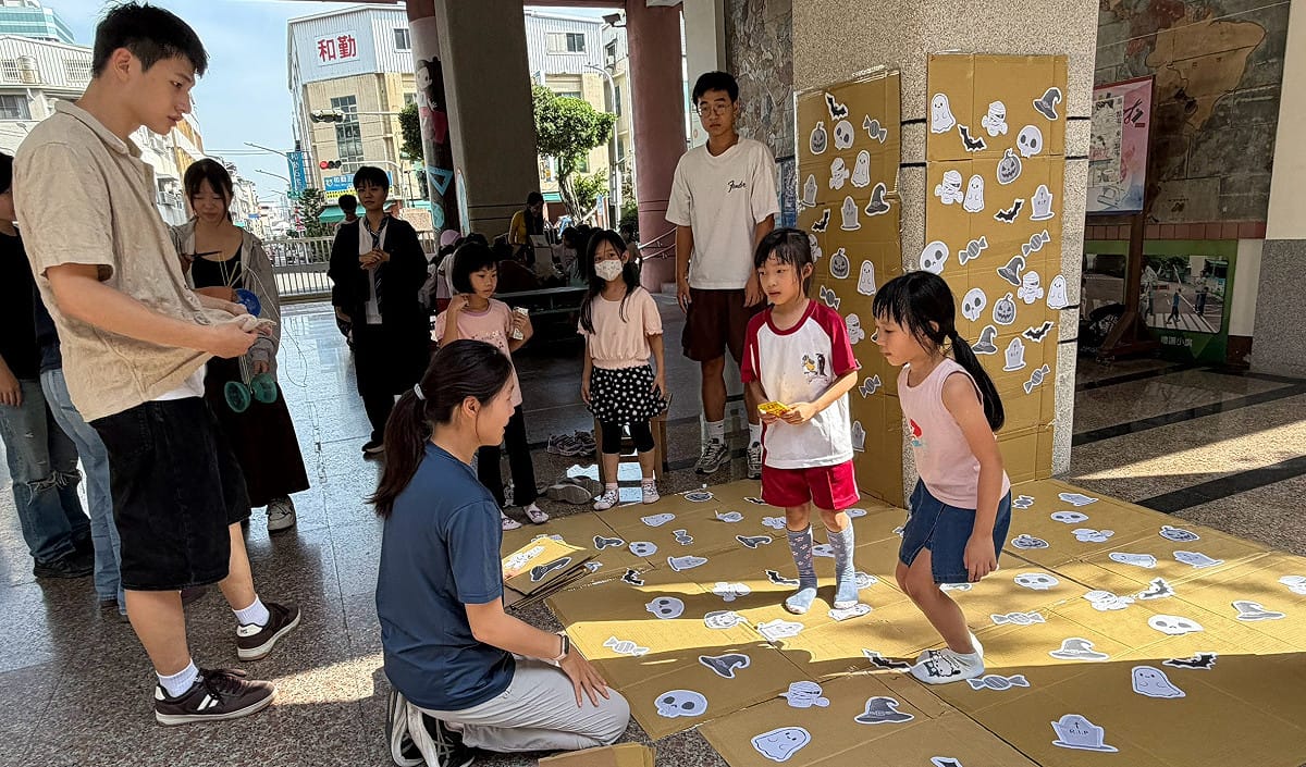 師生在歡樂闖關中提前歡度萬聖節。 圖：高雄市教育局／提供