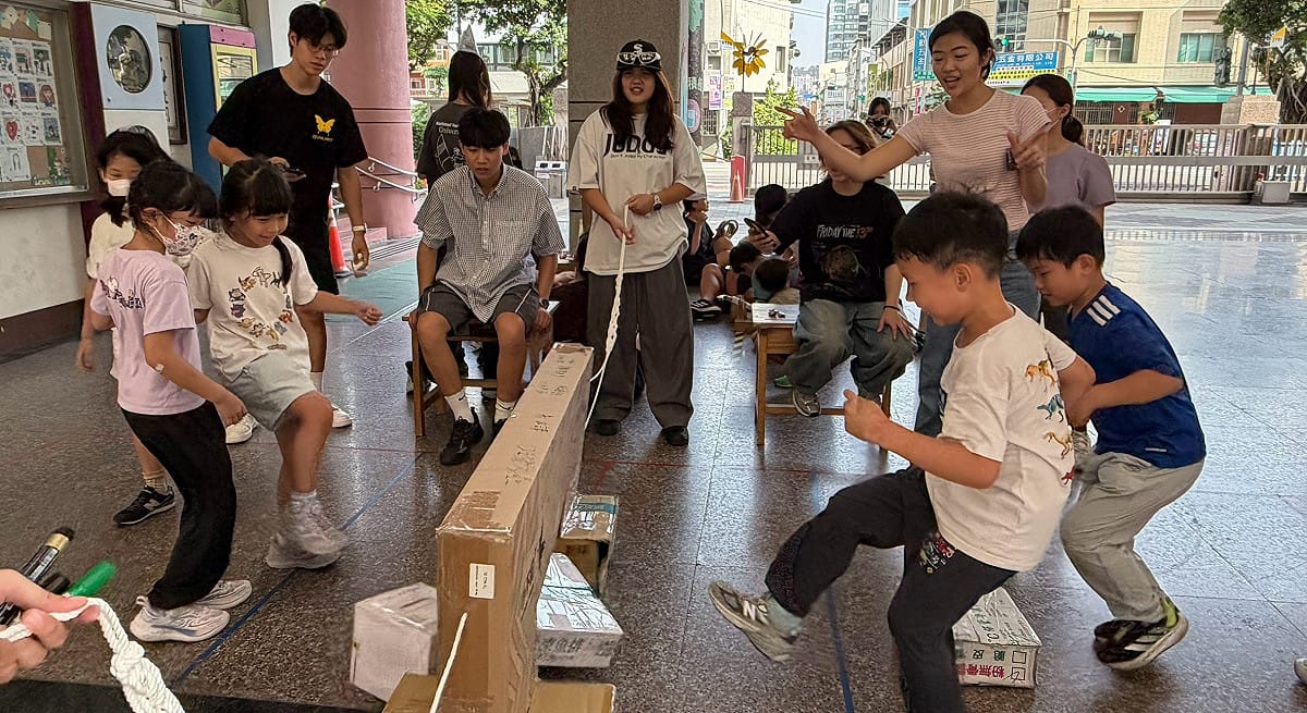 「踢箱子」關卡既有挑戰性又充滿趣味。 圖：高雄市教育局／提供