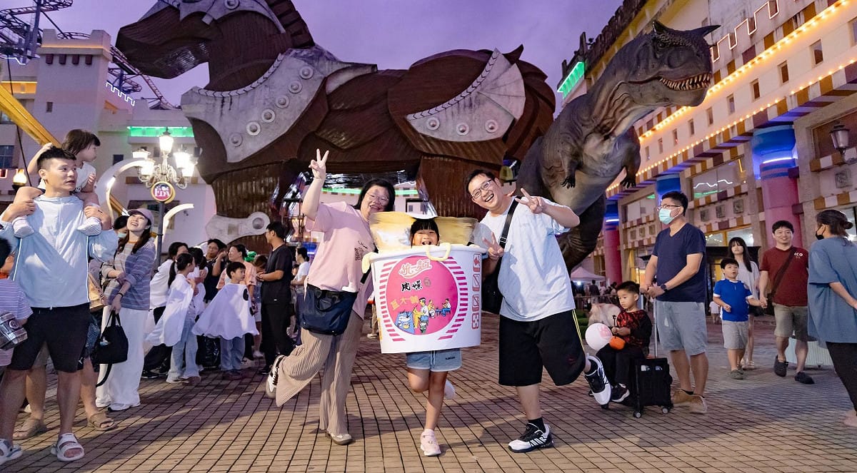 連六年不缺席萬聖趴的台南蘇小妹(中)今年以泡麵造型亮相。 圖：義大世界／提供