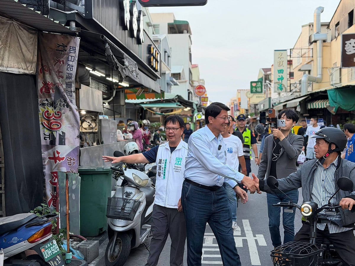臺南市長候選人謝龍介傍晚與國民黨議員候選人盧崑福、葉翰勳及民眾黨議員候選人蕭漍華，前往南區新孝商圈、利南黃昏市場掃街。全力爭取鄉親支持，展現團結氣勢。 圖：謝龍介競選總部提供