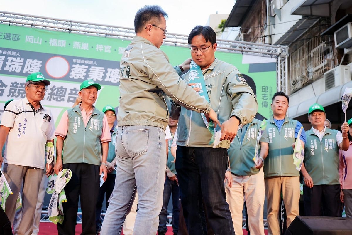 邱志偉(前左)親自為蔡秉璁(前右)披上彩帶。 圖：蔡秉璁競總／提供