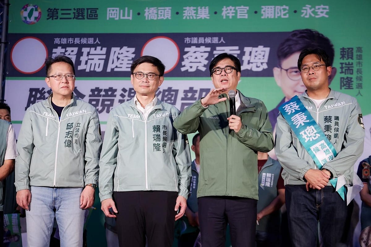 陳其邁(右二)親自到場推薦蔡秉璁(右一)「可以一通電話直達中央」。 圖：蔡秉璁競總／提供