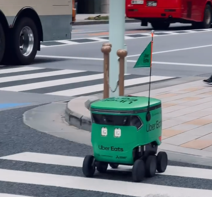Uber Eats機器人在街頭送貨。（示意圖） 圖：翻攝自 lotmainidea的ＩＧ