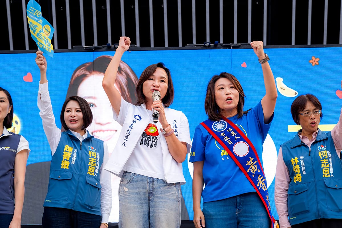 柯志恩(前左)肯定黃香菽(前右)擔任黨團總召，帶領議員同仁在議會強力監督。 圖：黃香菽競總／提供