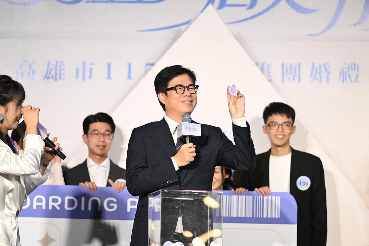 陳其邁(右二)加碼抽出20組高雄大阪來回機票及精美家電。 圖：高雄市民政局／提供