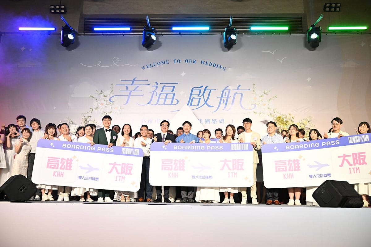 幸運新人抽中高雄大阪來回機票。 圖：高雄市民政局／提供