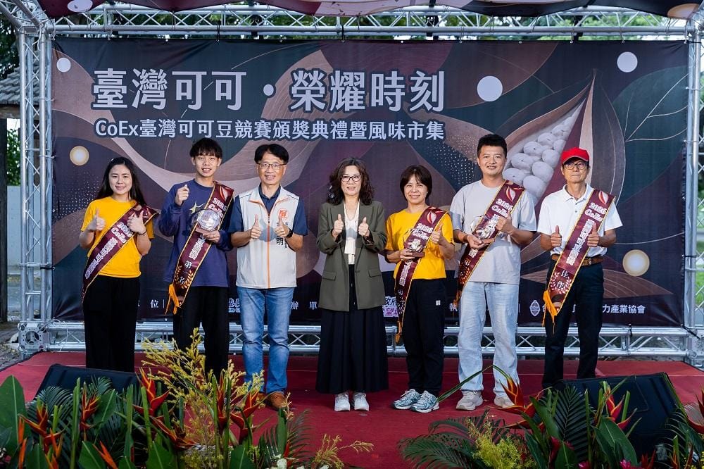 鄞鳳蘭(中)與取得世界決賽參賽資格的五位農友。 圖：屏東縣政府／提供