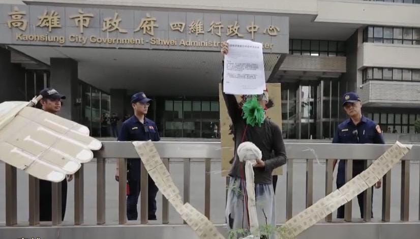 曾啓明(中)現場行為藝術演出。 圖：孫家銘／翻攝