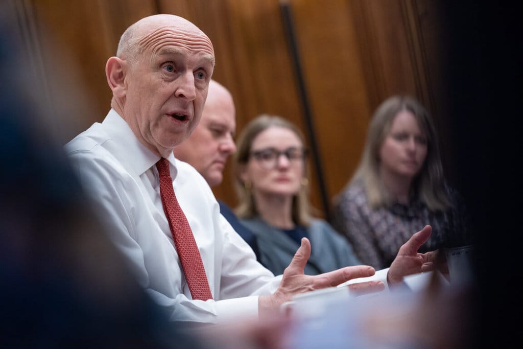 英國財政大臣希利（John Healey）（左1）訂28日發布政府年度預算案。官方已預告將加強投資人工智慧（AI），包括成立生物安全AI實驗室。（英國財政部提供）中央社記者陳韻聿倫敦傳真　115年10月26日