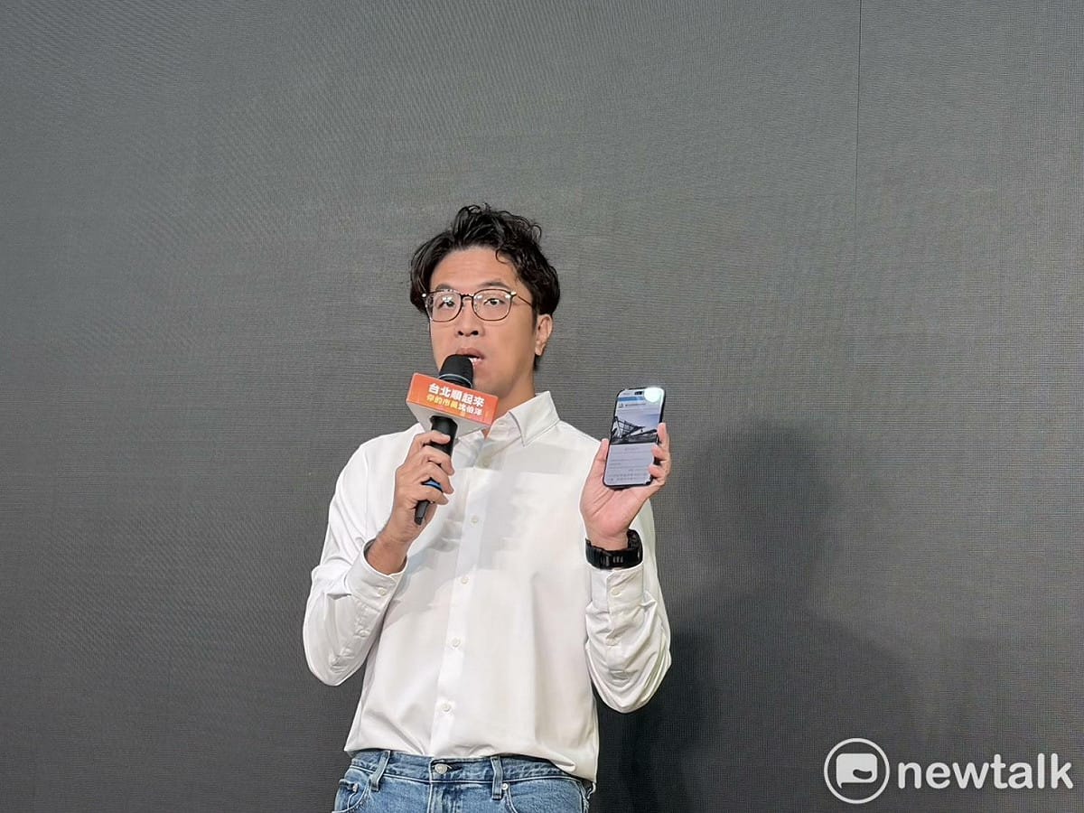 民進黨台北市長候選人沈伯洋曬出台北市都發局官網109年的原始文章內容。 圖：李宣萱/攝