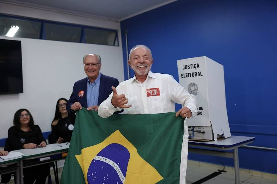 巴西25日舉行總統決選，80歲的現任總統魯拉（右前）贏得連任。（路透社）