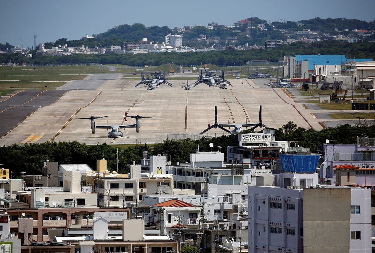 沖繩縣那霸市一名39歲女性本月3日在酒店內遭殺害，隸屬美軍普天間基地的20歲海軍陸戰隊員遭檢方以搶劫殺人罪起訴，引發地方政府抗議。圖為沖繩美軍普天間機場。 圖：翻攝自 X @clashreport
