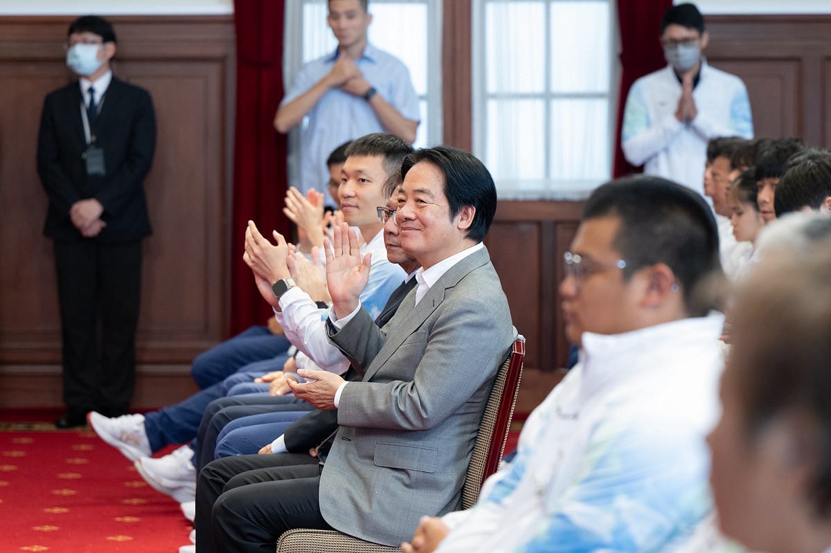 運動部長李洋也隨總統賴清德一同出席接見「愛知名古屋2026年第5屆亞洲帕拉運動會」代表團。 圖：總統府提供