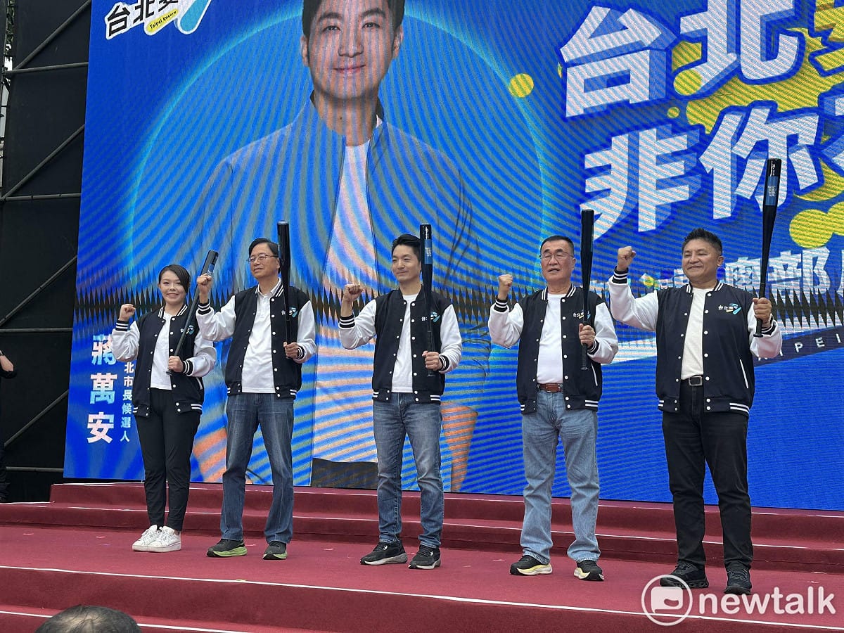 台北市長蔣萬安昨舉辦競總成立大會，新竹市長候選人高虹安、桃園市長張善政、蔣新北市長候選人李四川、宜蘭縣長候選人吳宗憲等人共同上台營造氣勢。 資料照：記者張良一/攝
