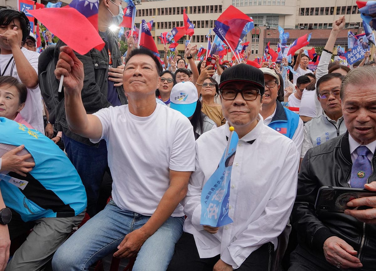 知名主持人蔡康永今穿黑西裝、白襯衫現身台北市長蔣萬安競選總部成立。 圖：張良一 / 攝