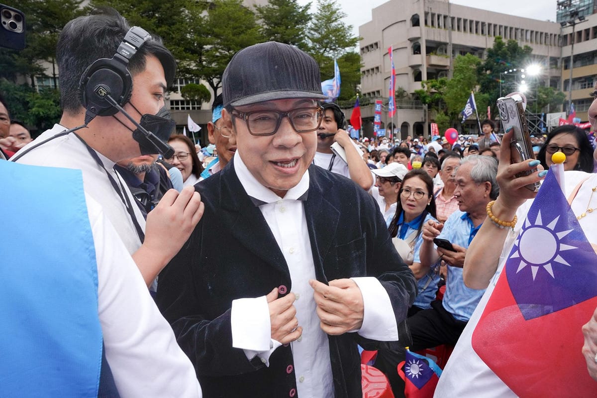 知名主持人蔡康永今穿黑西裝、白襯衫現身台北市長蔣萬安競選總部成立。 圖：張良一 / 攝