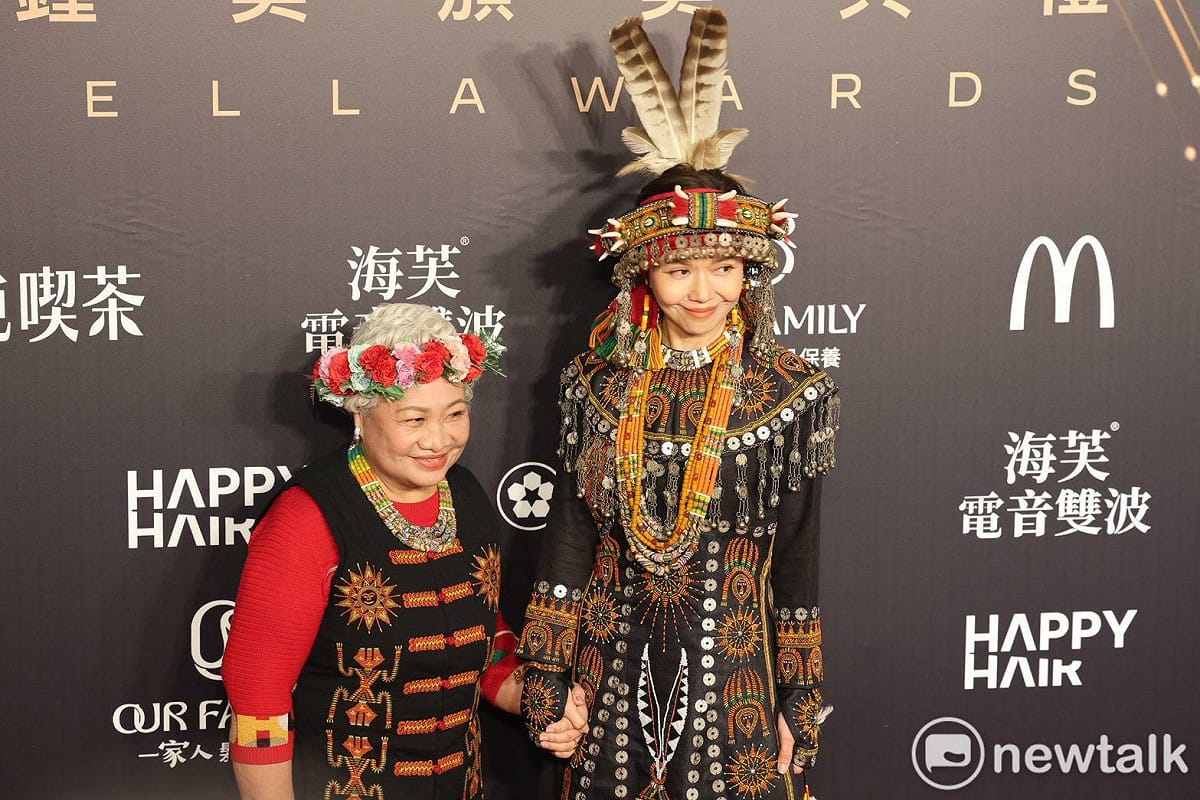 雙料入圍續劇節目、迷你劇集女配角獎的女演員于子育，特別穿著價值高達30萬元的排灣族傳統族服，和媽媽一起走金鐘獎紅毯。 圖：許斯婷／攝